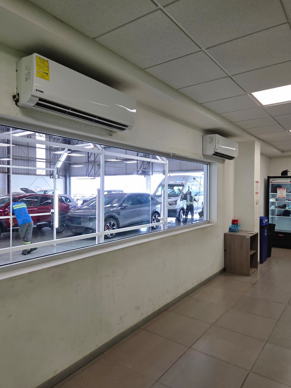 Minisplit York instalado en agencia automotriz
