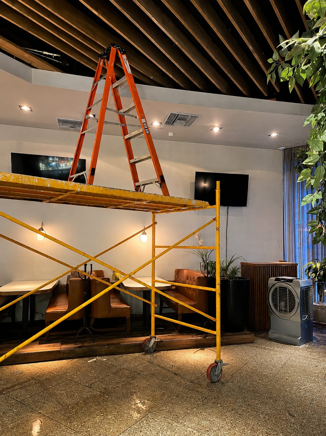 Instalación con andamio en restaurante