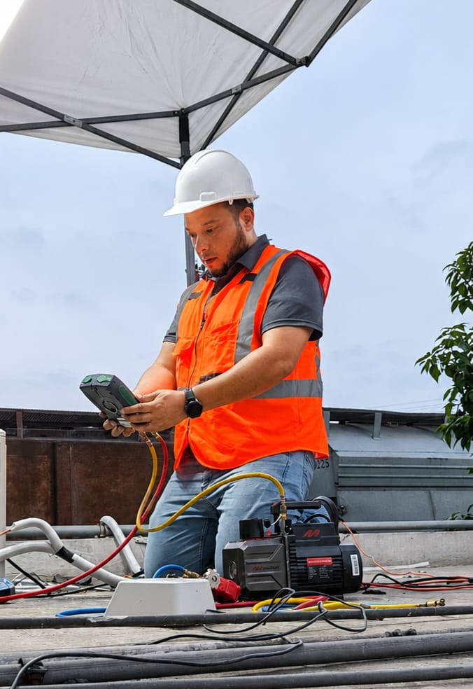 Técnico SG Vera en trabajo de campo en azotea