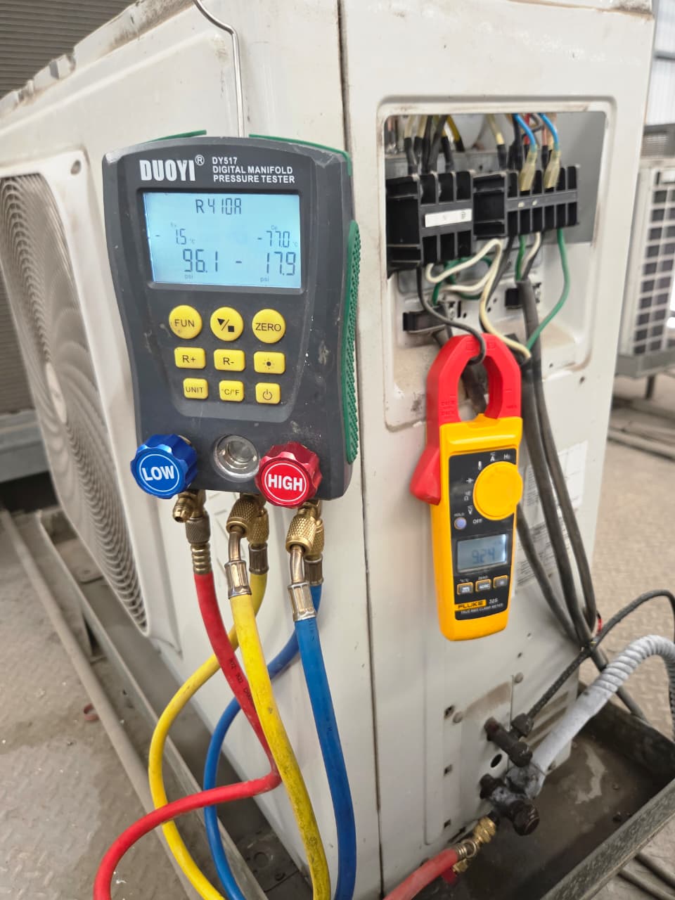 Diagnóstico con manifold digital DUOYI y pinza amperimétrica Fluke