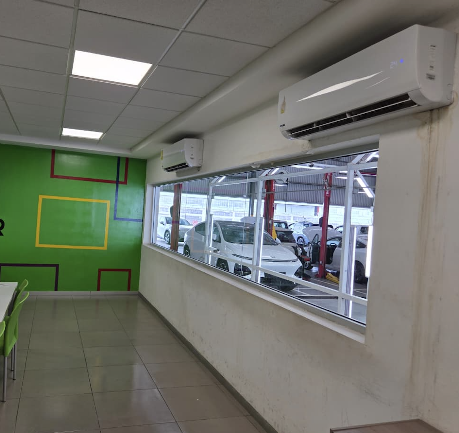 Minisplits instalados en salas ejecutivas